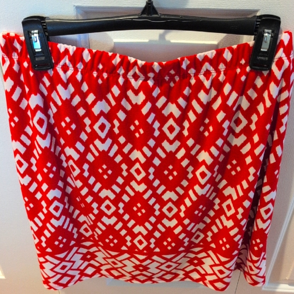 Susan Graver Like New! Vibrant Red and White Geometric Skirt/ skort Small 6-8.